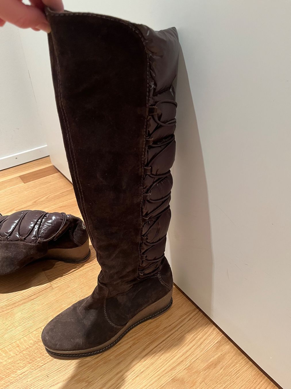 Moncler Damenschuhe: Moncler, Braune Wildleder Winterstiefel, Grösse 36 – Gebraucht aus Baar von sim_5d6l 2