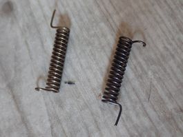 Lot de 2 ressorts pour arme suisse, à identifier.