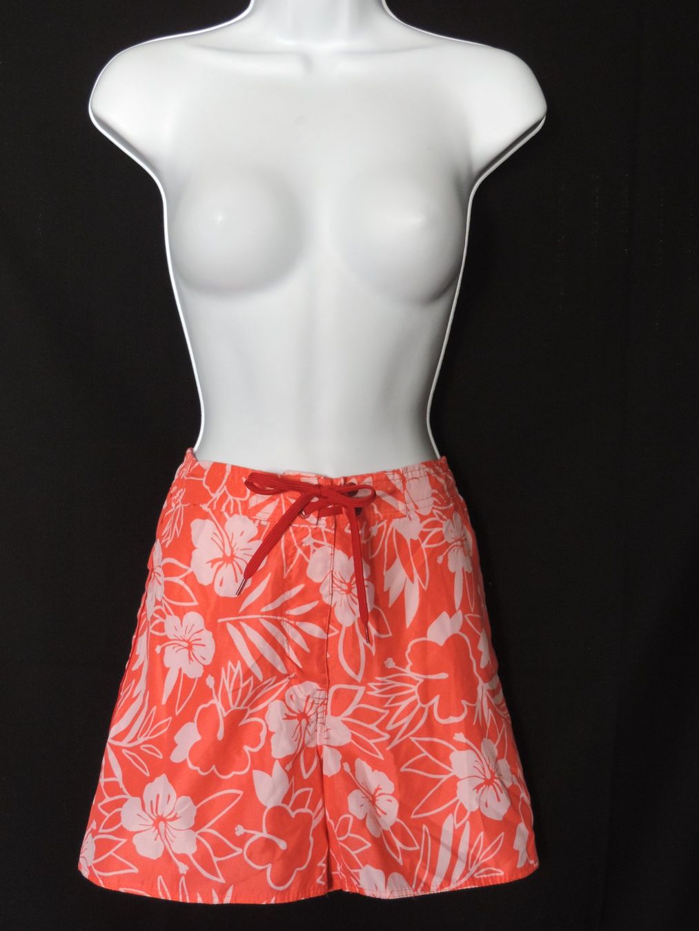 Hosen: short rose à fleurs Hawaï – Gebraucht aus Genève von Axelle333