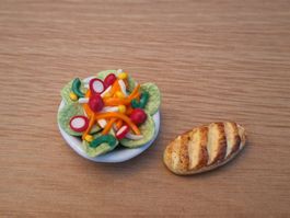 Puppenhaus grosser gemischter Salat mit Brot