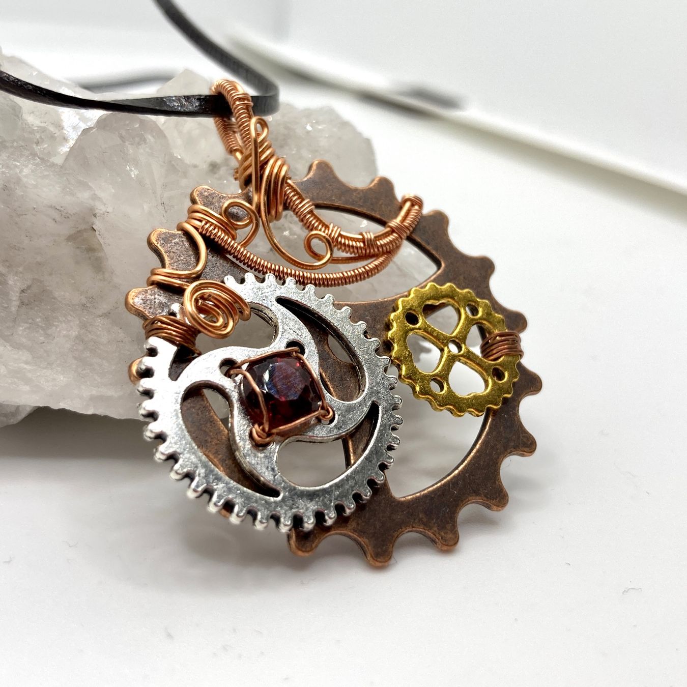 Catenine: Steampunk Anhänger mit Granat – Nuovo (secondo la descrizione) da Solothurn venduto da Kiki_Di 1