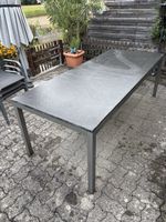 Grosser Gartentisch mit Steinplatte