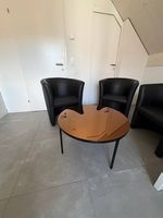 Neuwertige Kunstleder Sessel mit schöner Couchtisch