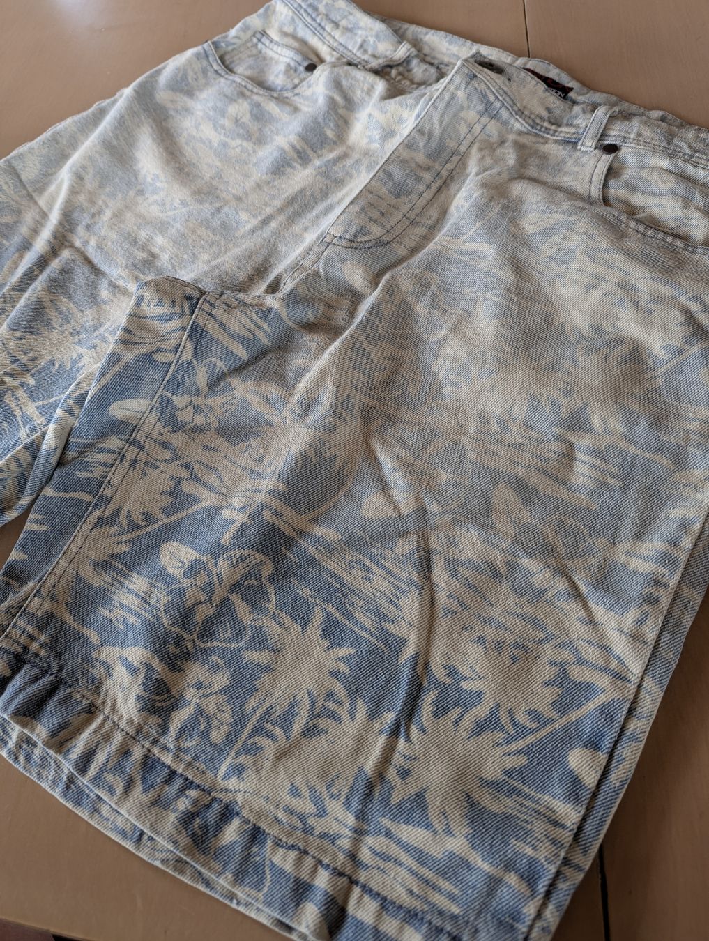 Jeans: Shorts Jeans 33 – Gebraucht aus Bettlach von Costmiri