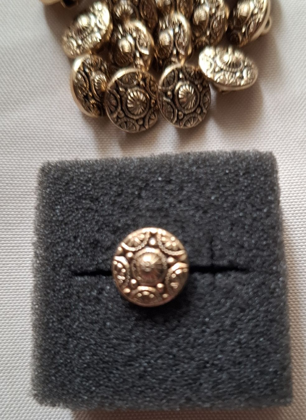 Bottoni: 19 Knöpfe, Barock Muster, 11 mm. – Usato da Dietikon venduto da Hirschkopf 1