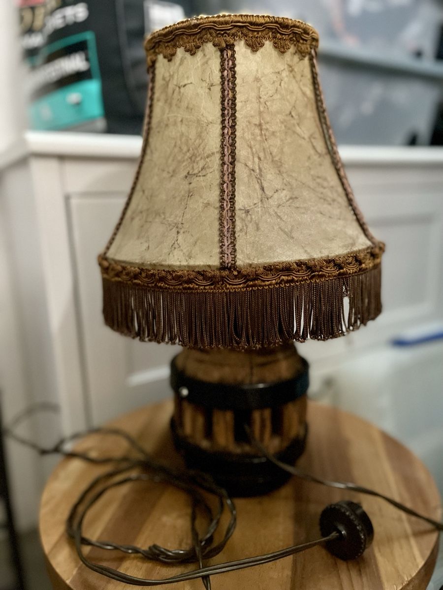 Lampade: Antike rustikale Tischlampe, Holzfuss – Usato da Meikirch venduto da Hilfe_Waisentiere 1