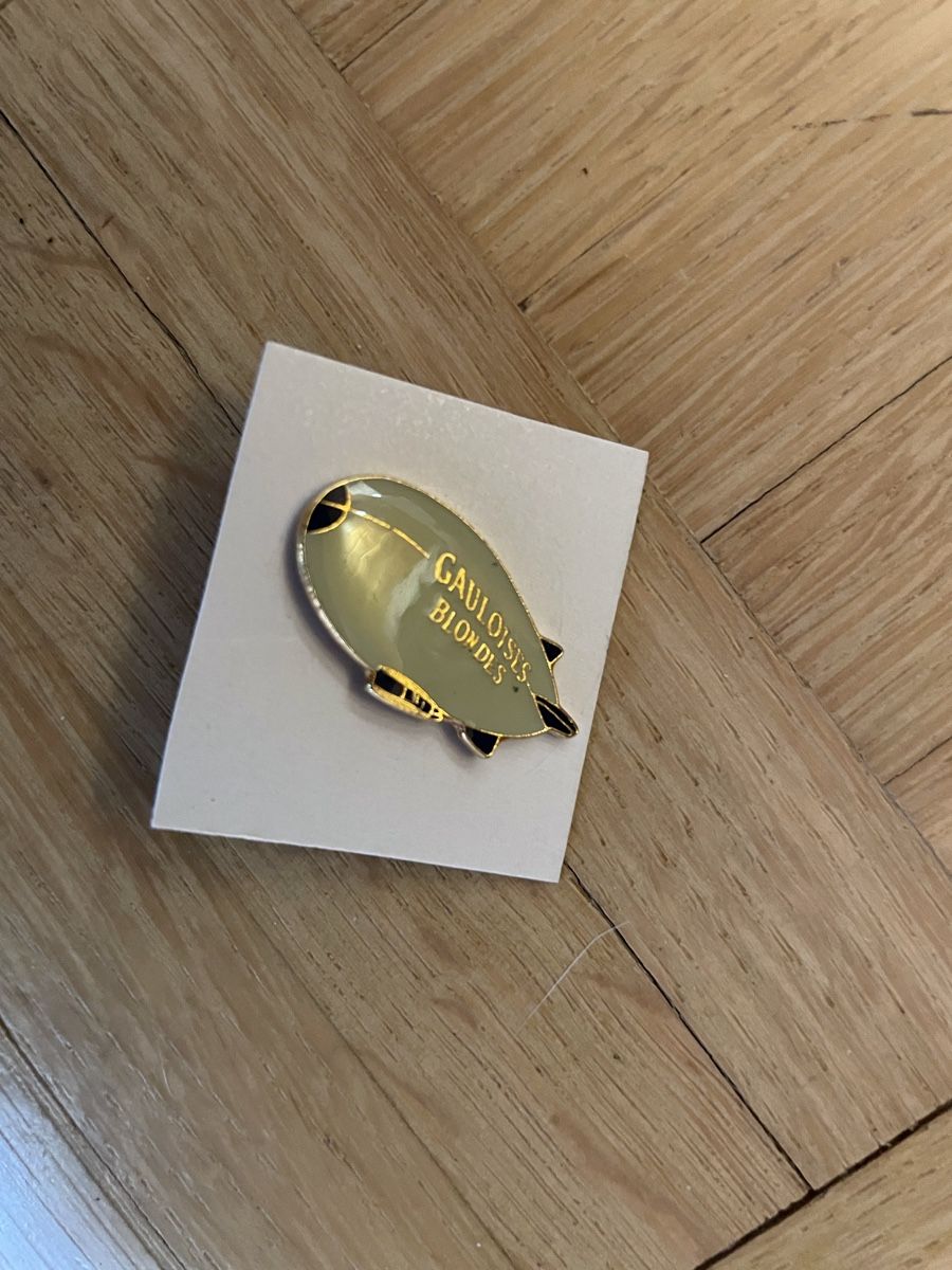 Placchette & Badge: Pin's Gauloises Blondes Dirigeable Collection – Usato da Oron-la-Ville venduto da W.XIX 1