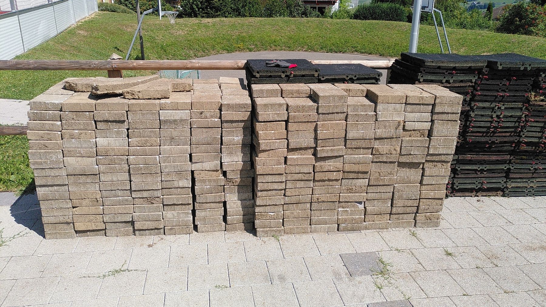 Revêtements de sol: Verbundsteinplatten 20x20cm 32m2 – D'occasion à Wattwil par sib9105