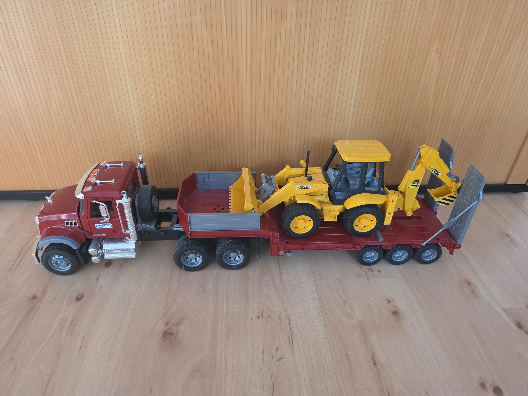 Bruder Giocattoli: Bruder Mack Granite LKW mit Tieflader und Bagger – Usato da Leimbach AG venduto da jaja79