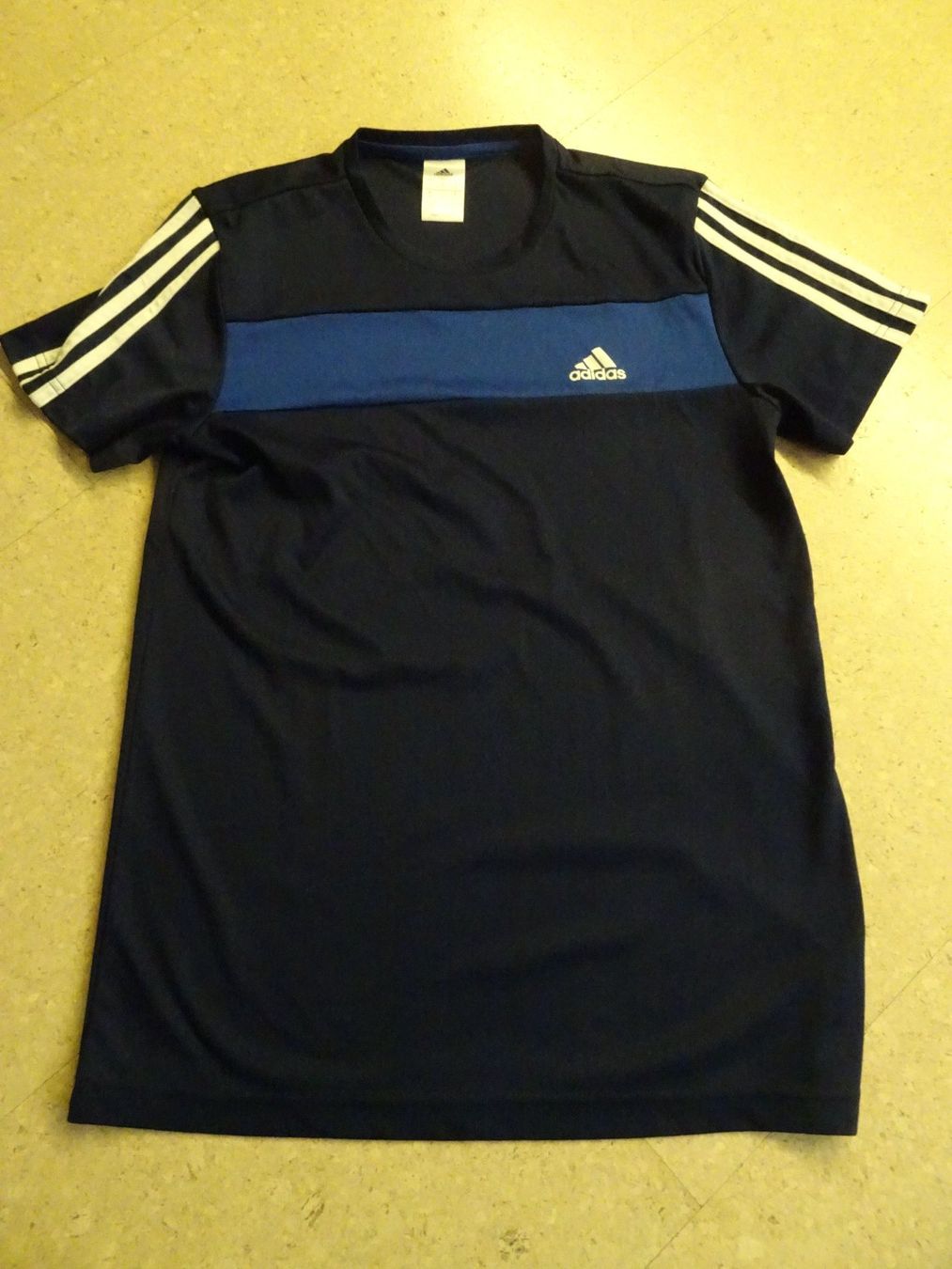 Adidas Canottiere & Pantaloni: Trainingstrikot – Usato da Münchenbuchsee venduto da Yothu