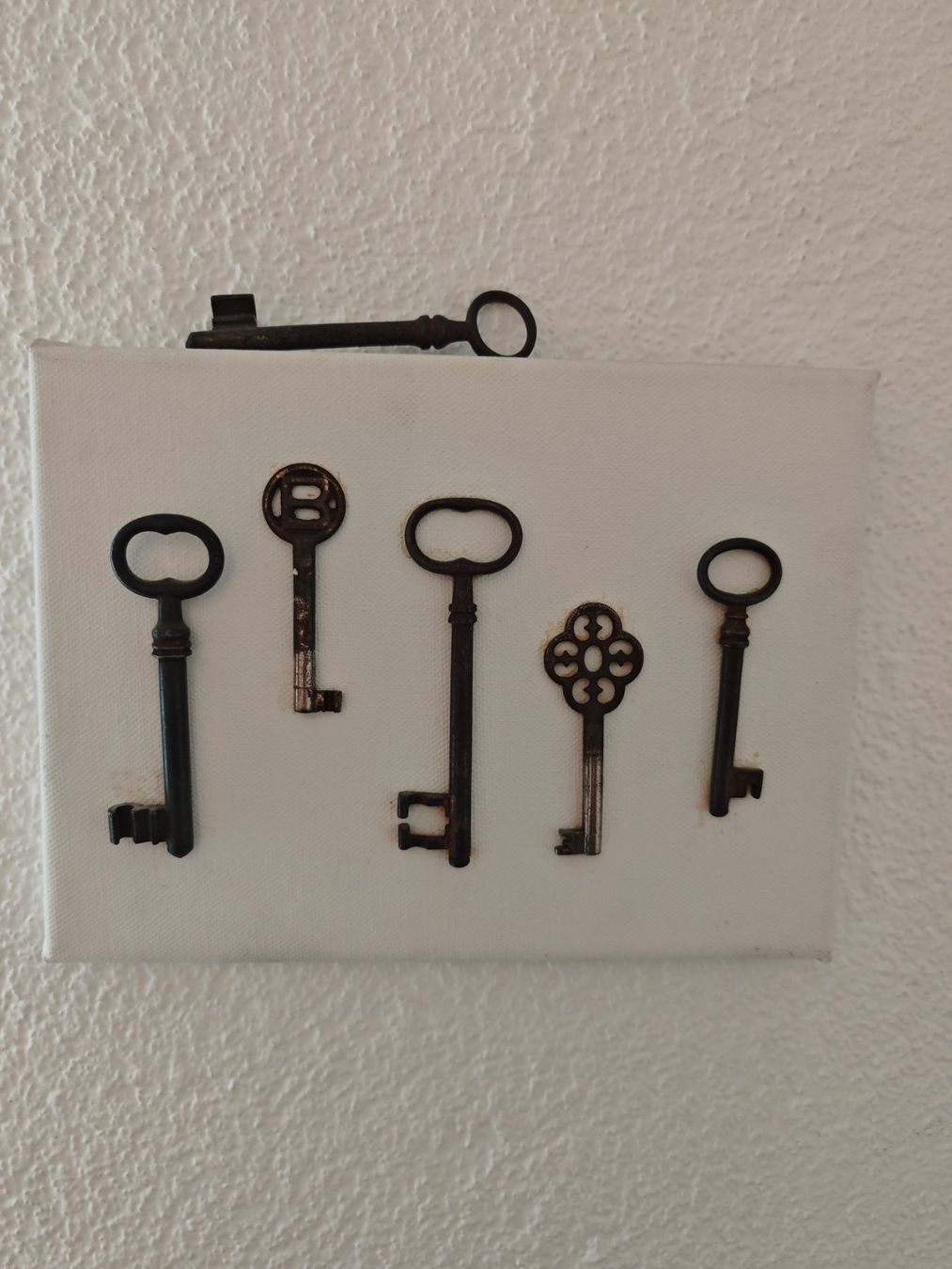 Poster & Bilder: Vintage Schlüssel-Deko: Einzigartiges Wandbild – Gebraucht aus Gunzgen von 0Aurin0
