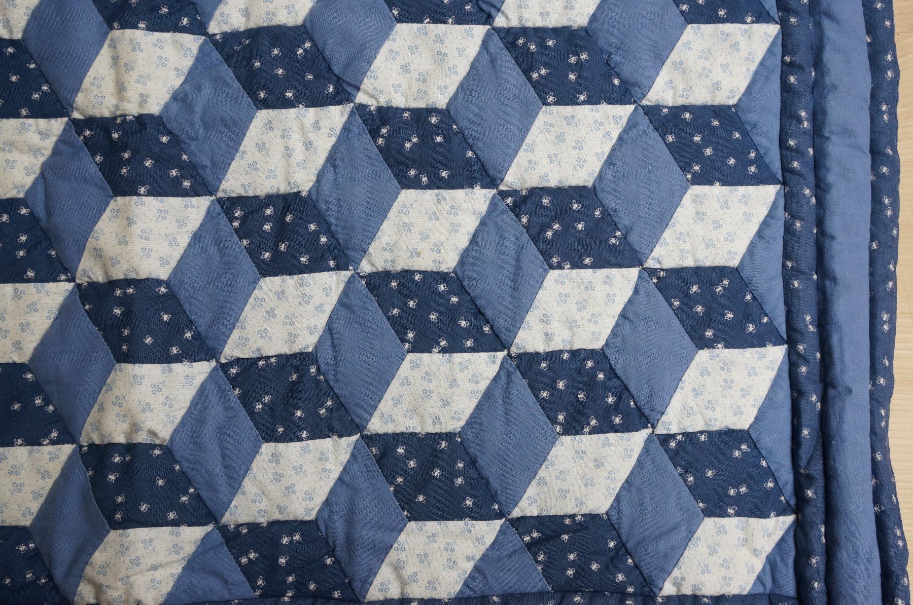 Coperte: Patchwork-Quilt "Tumbling Blocks", 60x80cm, handgequiltet – Usato da Ostermundigen venduto da Aldoc 2