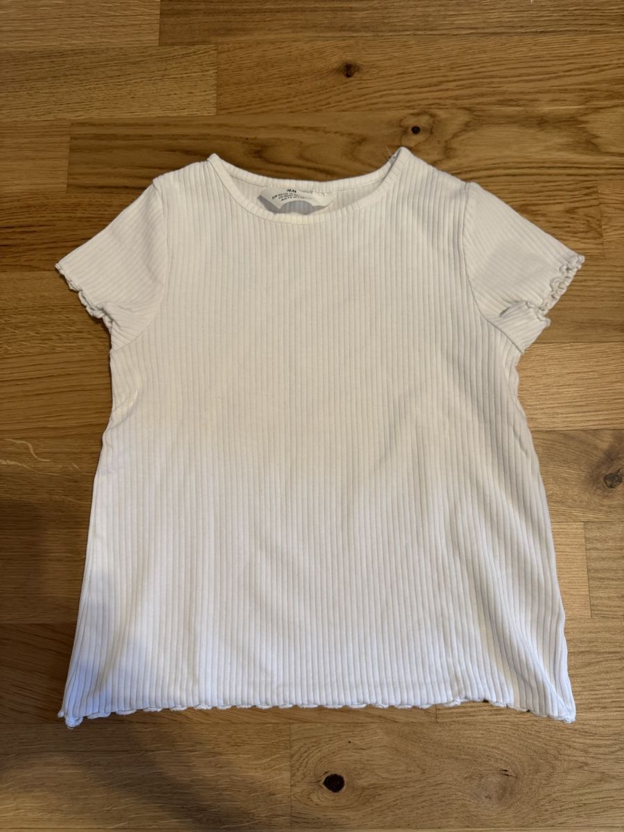 H&M Hemden, T-Shirts & Polos: H&M T-Shirt, Grösse 122/128 – Gebraucht aus Kleinandelfingen von les_gb7w