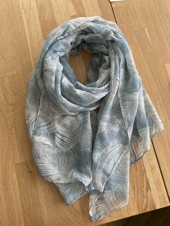 Schöner blauer Schal mit Palmenmuster 🌴