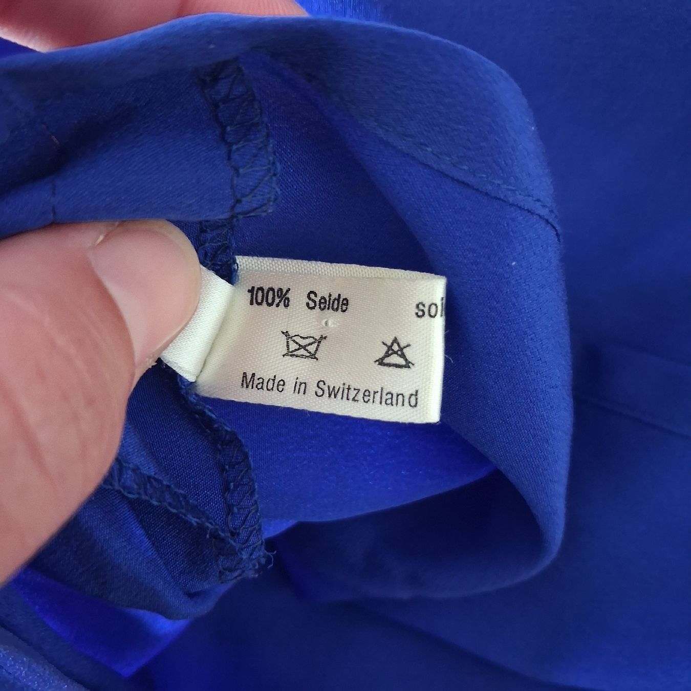 Top: Swiss Made Silk Blouse Royal Blue  – Nuovo (secondo la descrizione) da Wil SG venduto da tre_g2l7 3