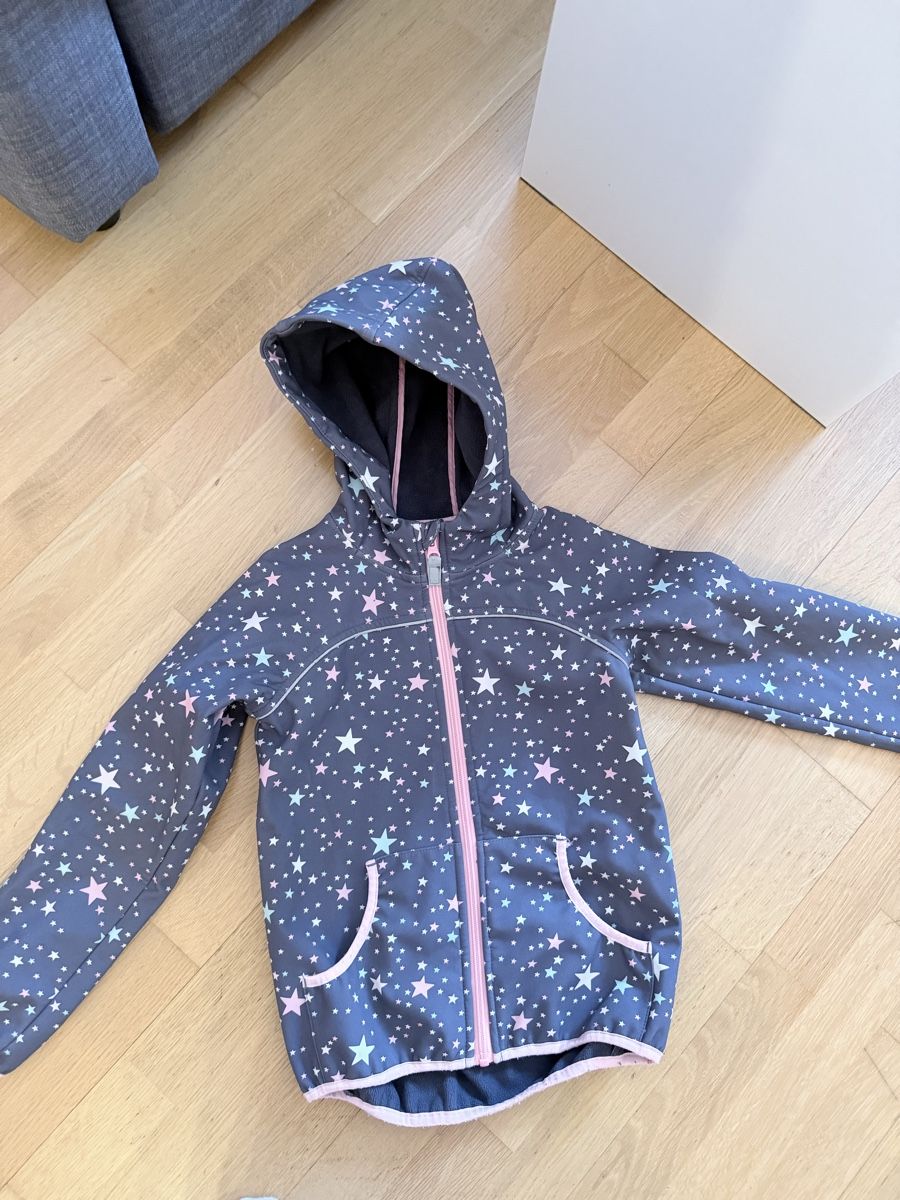 H&M Giacche & Cappotti: Softshelljacke für Mädchen, Grösse 128 – Usato da Bubendorf venduto da 29Cari1994
