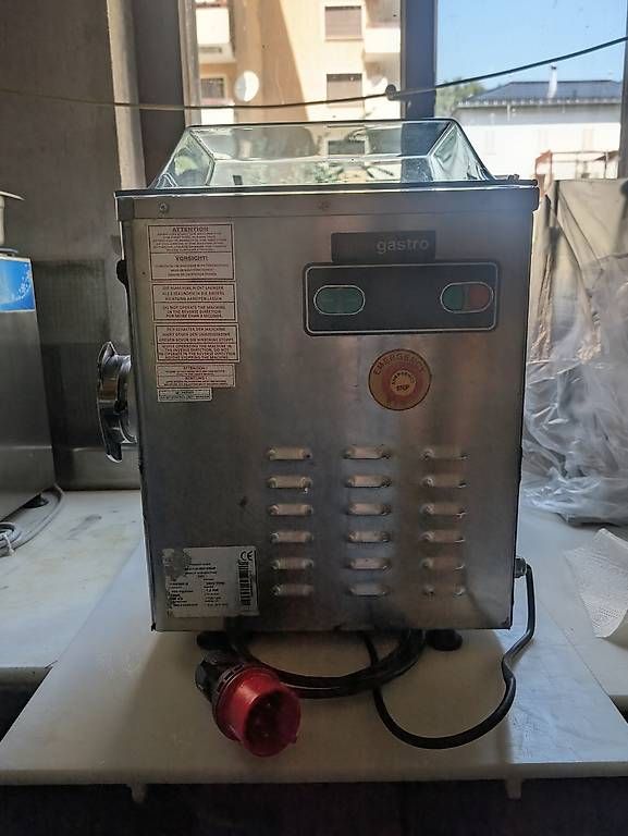 Appareils de cuisine: Professioneller Fleischwolf  – D'occasion à Naters par Firewall70 2