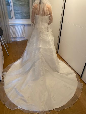 NEU Braut-/ Hochzeitskleid inkl. Reifrock +Schleier