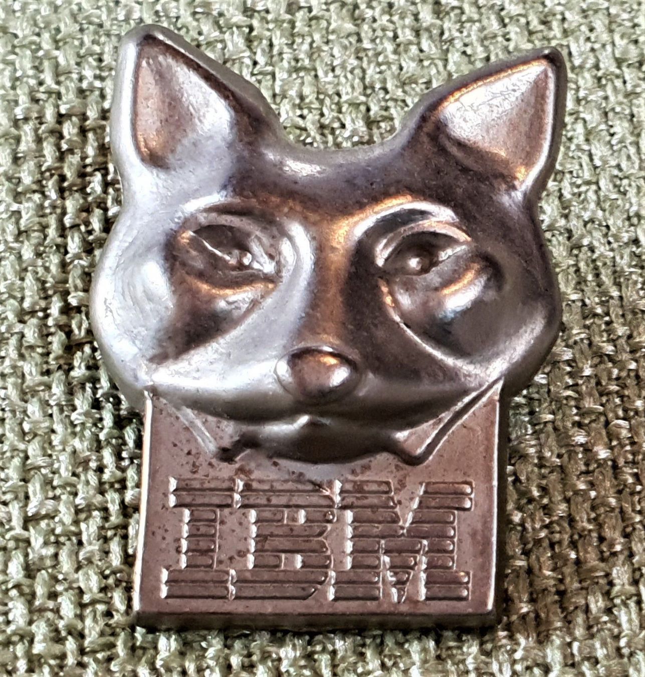 IBM Placchette & Badge: E462 - Alter Pin IBM Fox Fuchs Logo – Usato da Reinach BL venduto da Boston-Verkauf