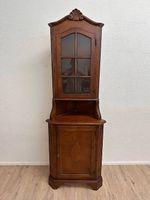 Klassische Eckvitrine Holz mit Muschelkrone & Glaseinsatz