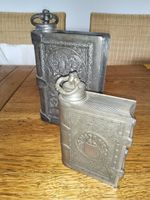 Bücher, Flaschen, Zinn