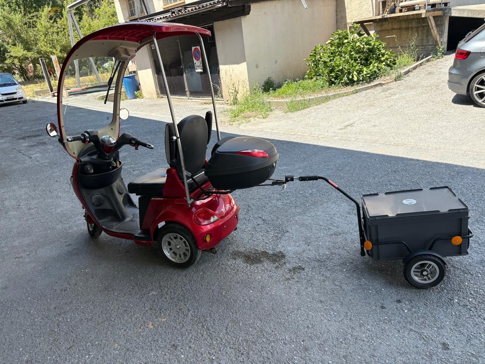 Veicoli elettrici: Elektro Dreirad Roller mit Anhänger rot – Usato da Visp venduto da mbb_xs75