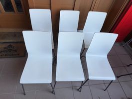 6 weisse Stühle aus Holz, stapelbar