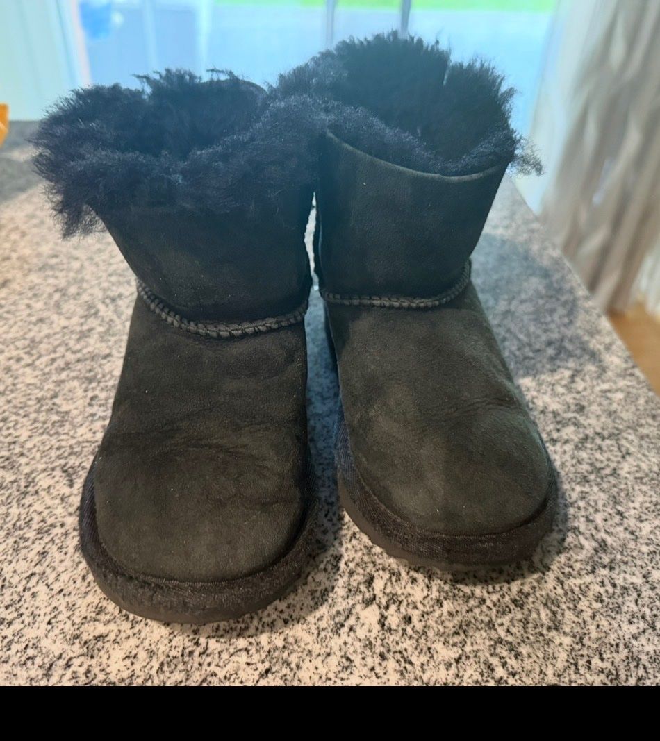Ugg Schuhe für Jungen: Ugg Kinder 26 – Gebraucht aus Wiesendangen von Tam_spano 1