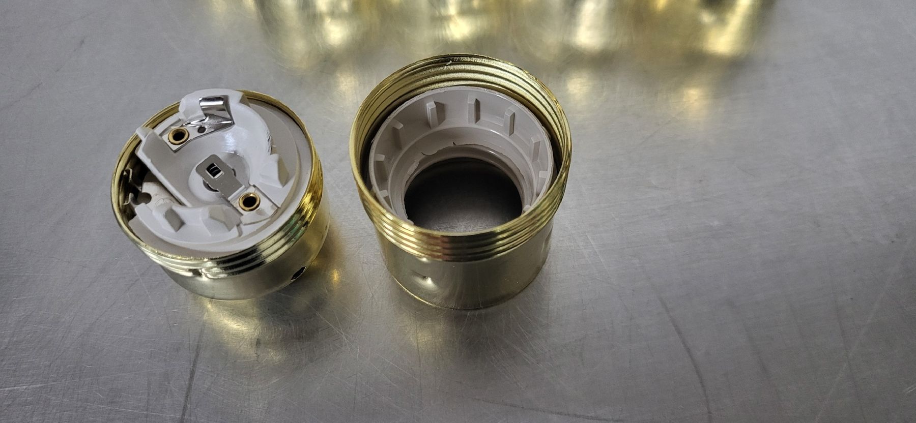 Lampade: 10 Lampenfassungen E 27 Messing – Nuovo e nell'imballaggio originale da Zürich venduto da timbuktu03 2