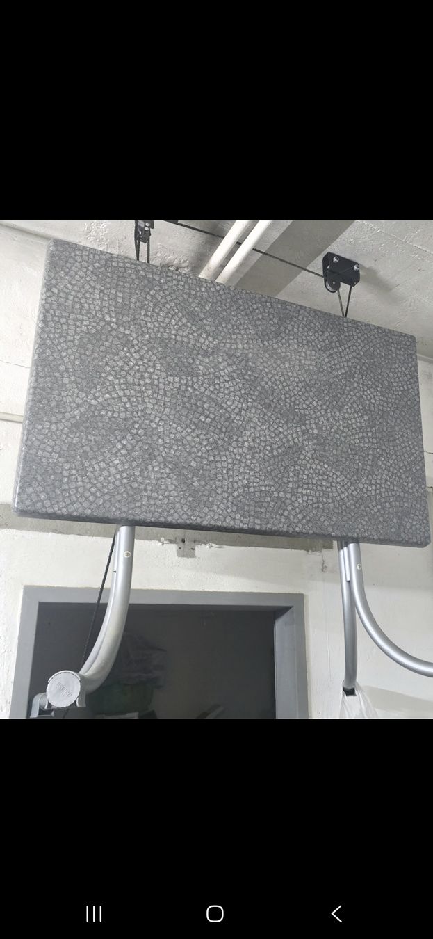 Tables: Tisch mit Mosaikoptik Metallgestell – D'occasion à Lengnau BE par esl_7h6z 1