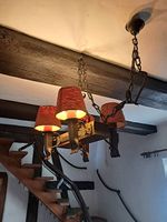 Massiver Deckenleuchter aus Holz und Gusseisen