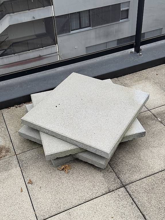 Rivestimenti per pavimenti: 4 Gartenplatten 50x50cm – Usato da Alpnach Dorf venduto da hapkido01