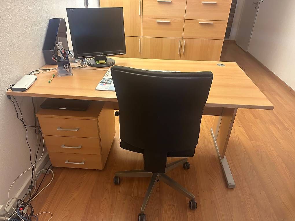 Bureaux: Bureau avec corps et chaise de bureau – D'occasion à Lausanne par Fredoz