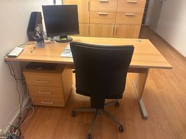 Bureau avec corps et chaise de bureau