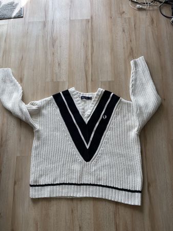 Pull col V Fred Perry blanc cassé style preppy  38 très bon