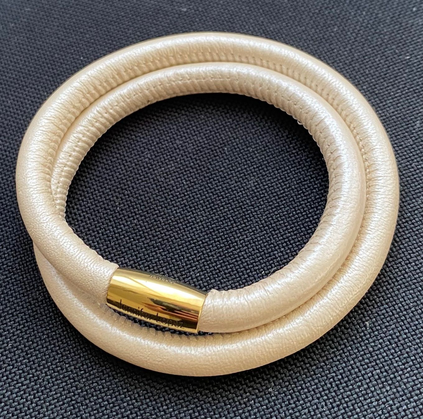 Bracciali & Braccialetti: Lederarmband 40cm, Verschluss magnetisch, beige – Usato da Reichenburg venduto da Noxima 2