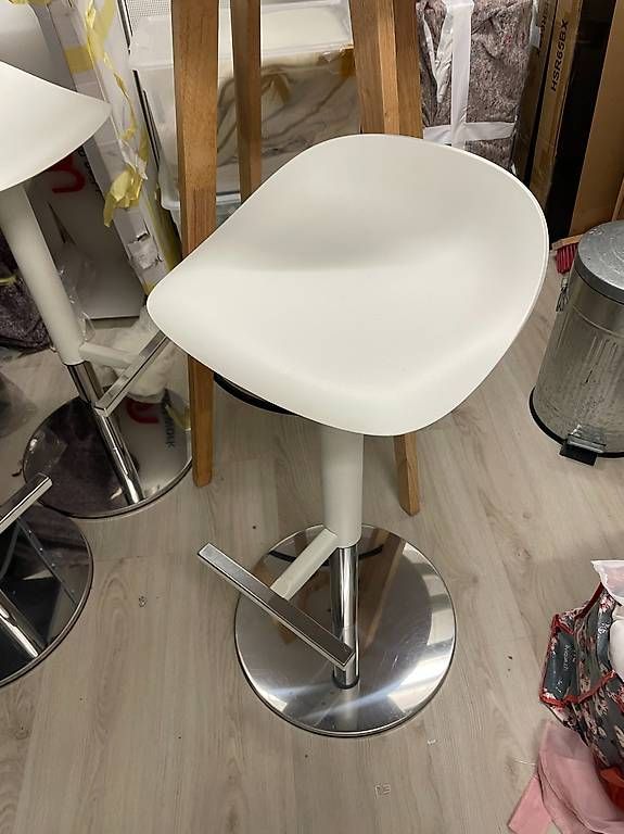 Set di tavolo e panche: Bartisch mit 3 Barhocker (wie neu) – Usato da Wädenswil venduto da lei_mh9s 2