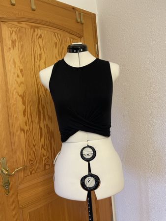 Schwarzes Crop Top mit Twist, Grösse XS