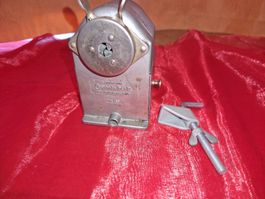 Antiker Bleistiftanspitzer, Metall, mit Klemme.Caran d' Ache