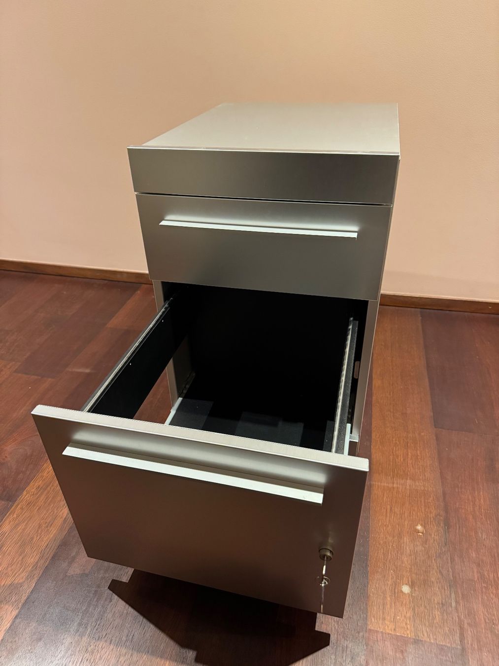 Korpus: Rollcontainer silber mit drei Schubladen – Gebraucht aus Zürich von 58SIC 4