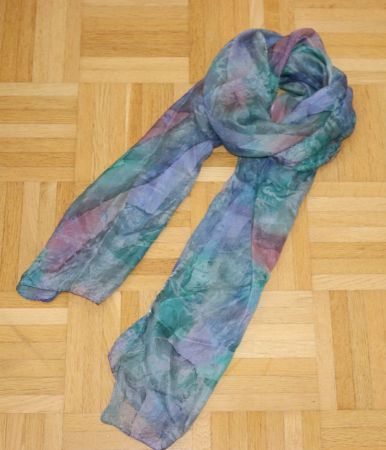 Écharpe légère multicolore.