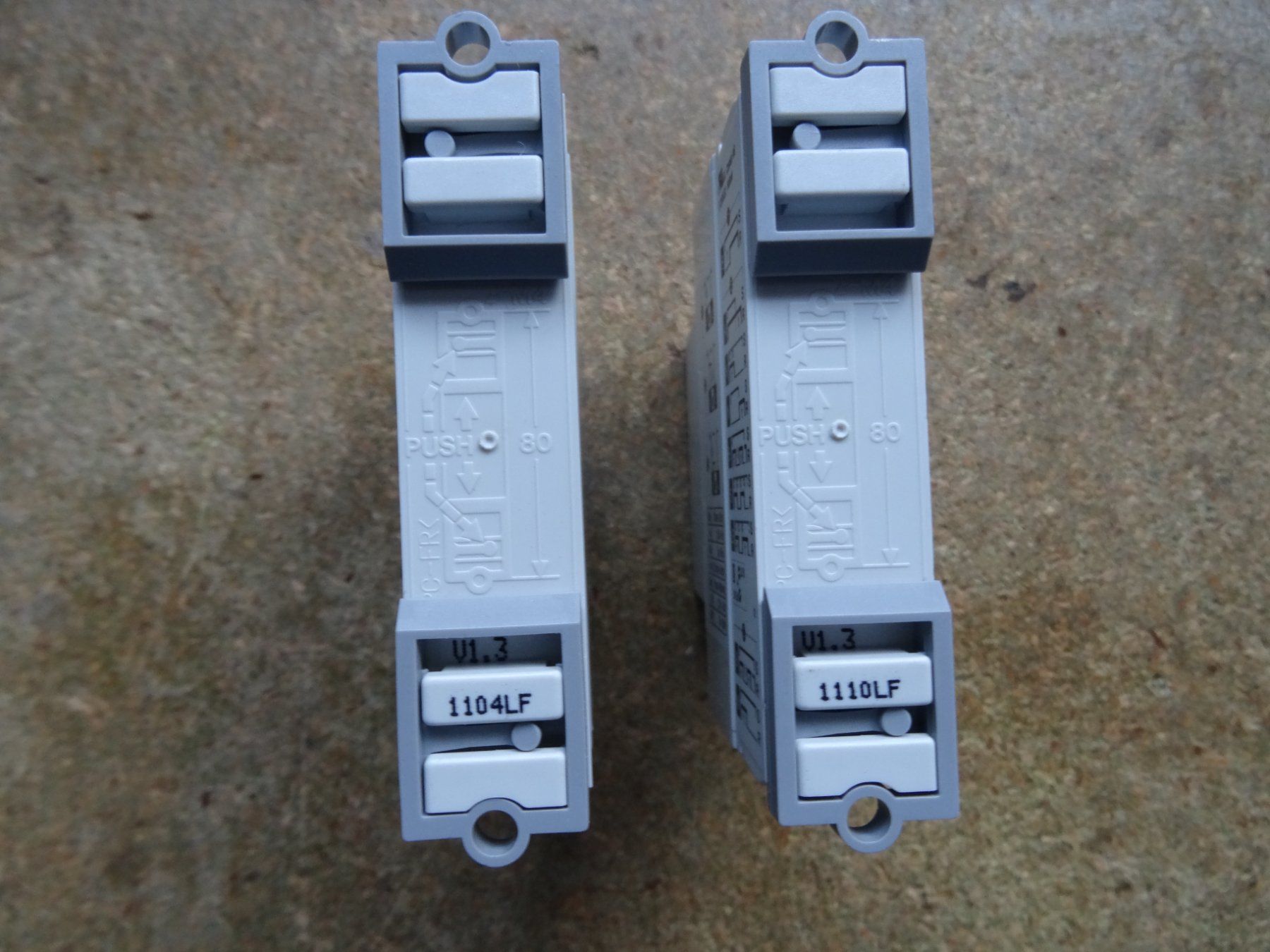 Interruttori: 2 Zeitrelais Comat   CIM1/UC24-240V ab 15.-- – Usato da Lupfig venduto da JUTA09 2