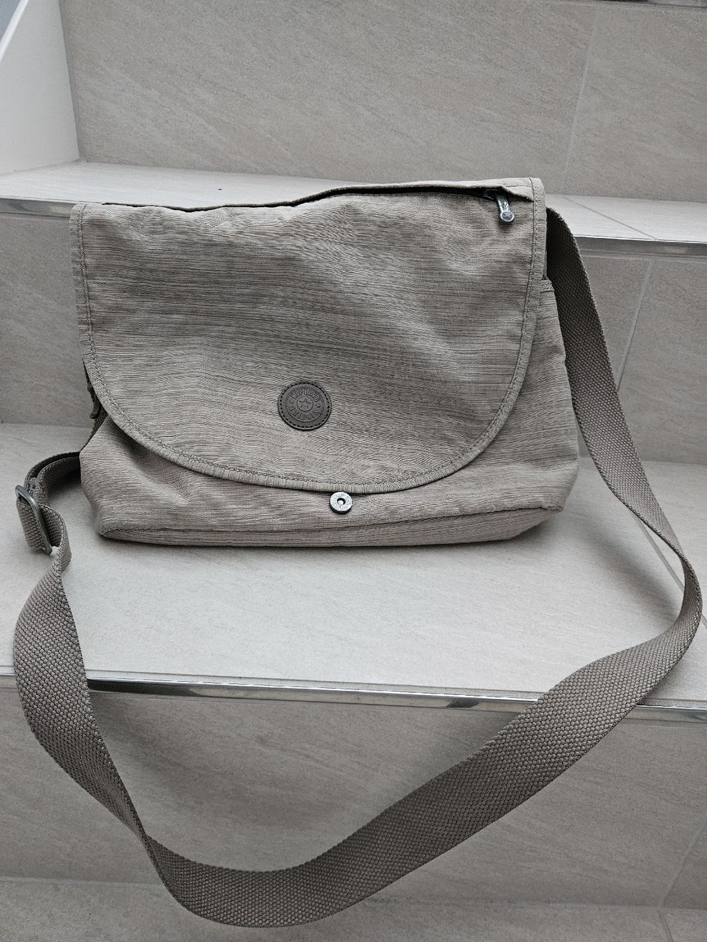 Kipling Sacs femmes: Umhaengetasche Kipling grau beige guter Zustand – D'occasion à Stetten AG par Churros01