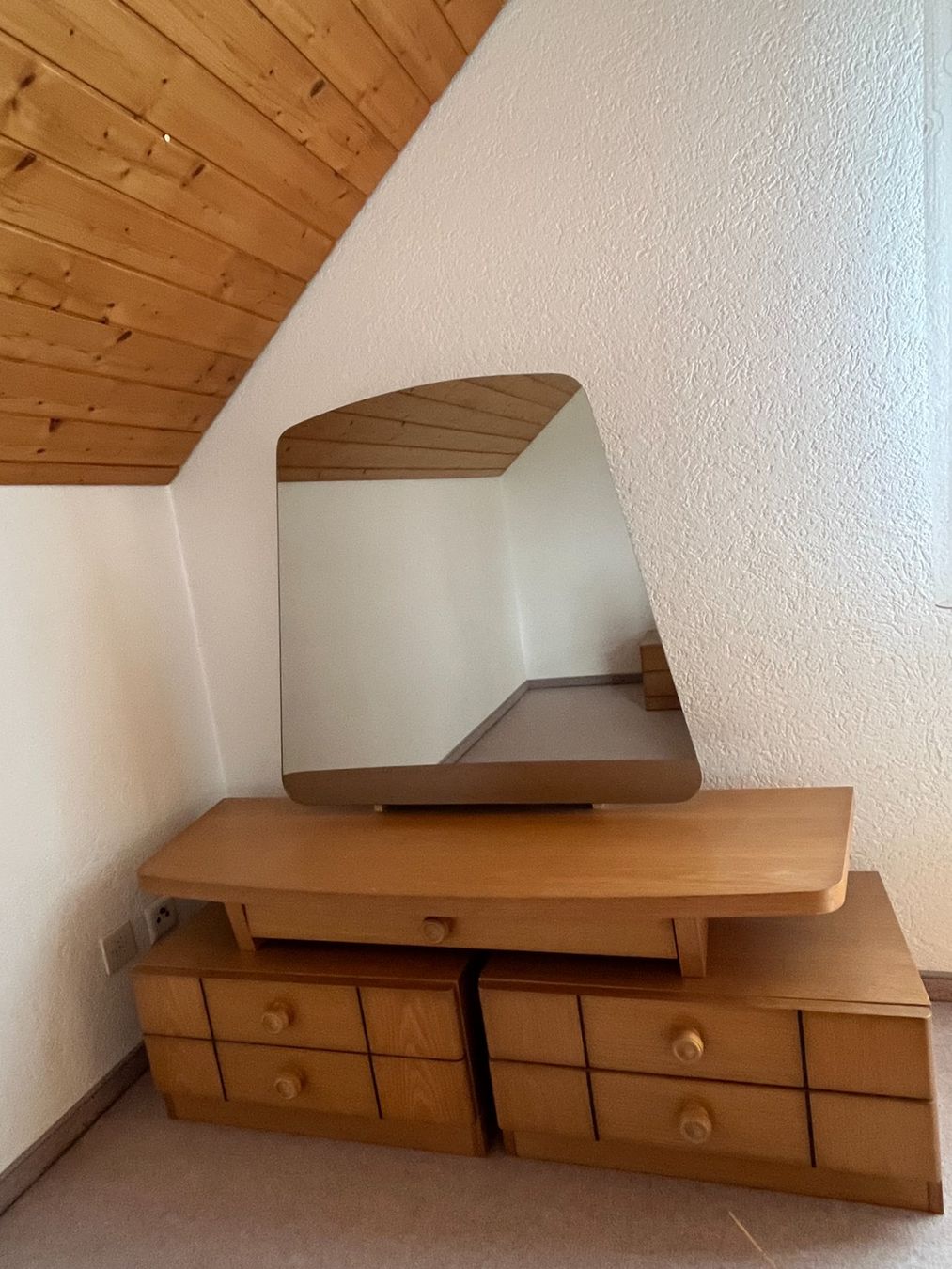Letti: Holzbett mit Nachttischen und Kommode – Usato da Montlingen venduto da Giardini13 3