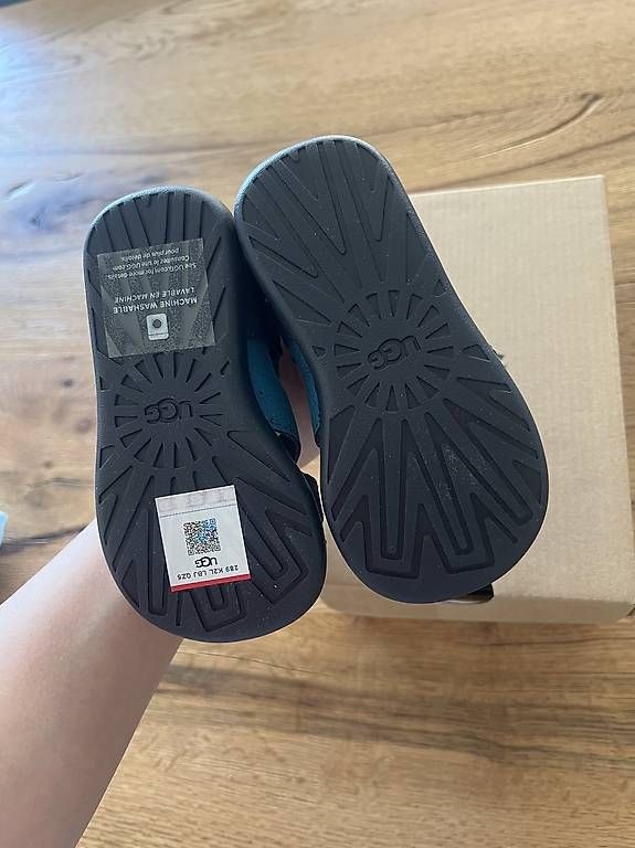 Schuhe für Jungen: Uggs Kindersandale – Gebraucht aus Rotkreuz von Larocca89 1