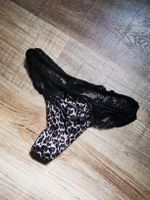 Schwarzer Spitzen-Tanga mit Leo-Muster, Grösse S/M