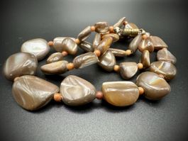 Alte Halskette aus braunem Perlmutt