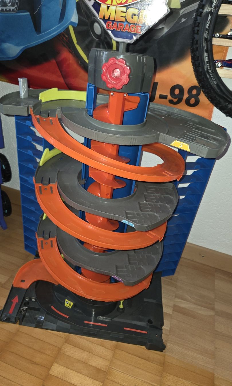 Hot Wheels Giocattoli: Hot Wheels Mega Garage – Usato da Utzenstorf venduto da Ernie_und_Bert