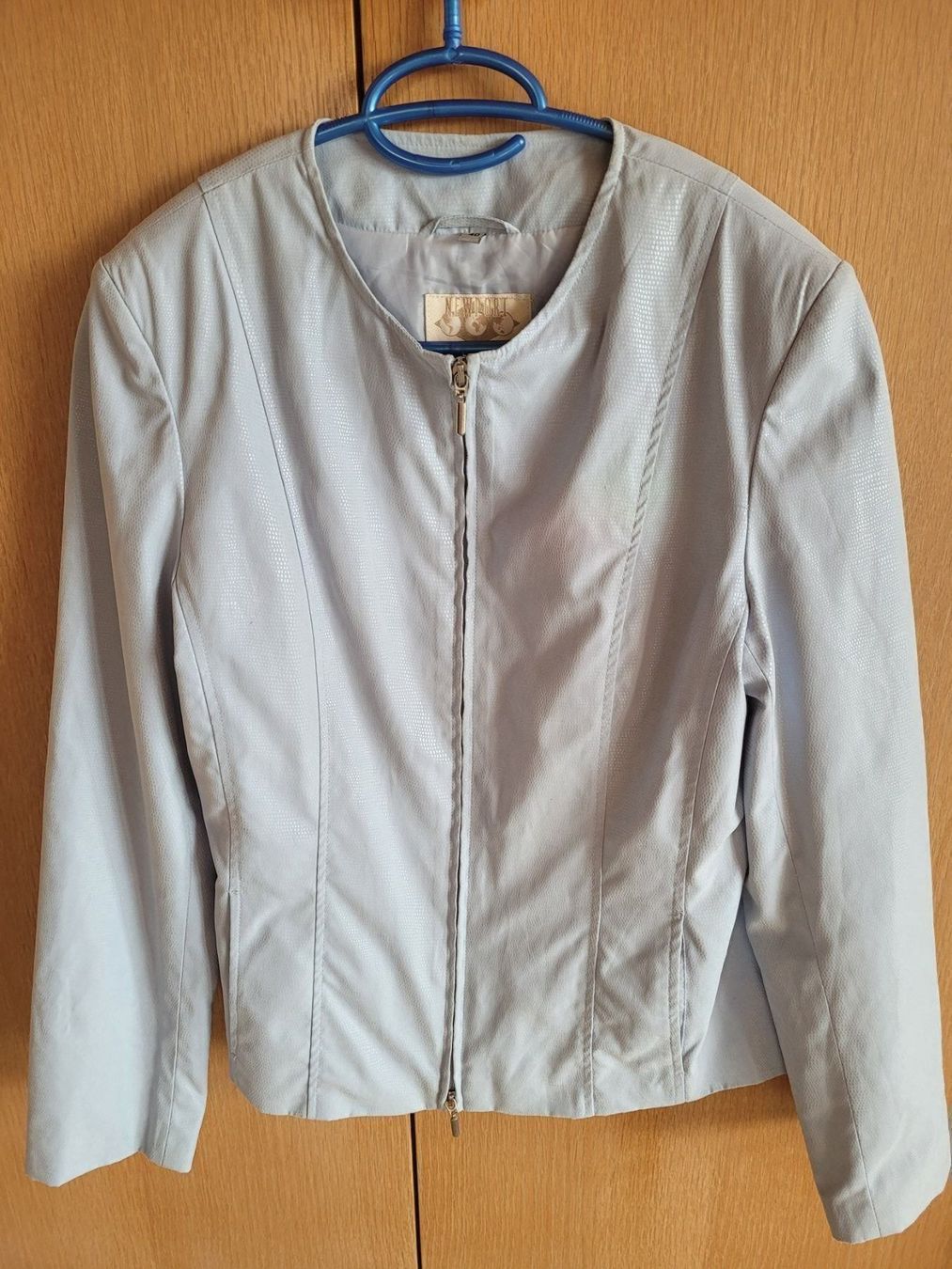 Giacche: hellblauer Damenblazer gefüttert, leicht glänzend – Usato da Hondrich venduto da Ebro01