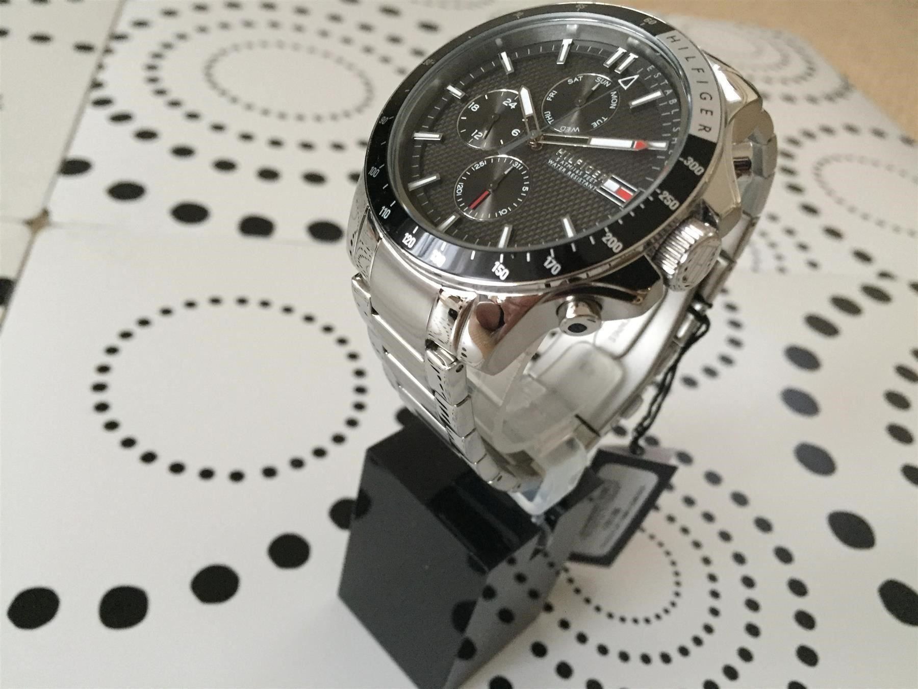 Tommy Hilfiger Orologi: TOMMY HILFIGER ORIGINALE - JACE BLACK DIAL MEN'S - NEW !!!!! – Nuovo e nell'imballaggio originale da Epalinges venduto da dream-watch 4